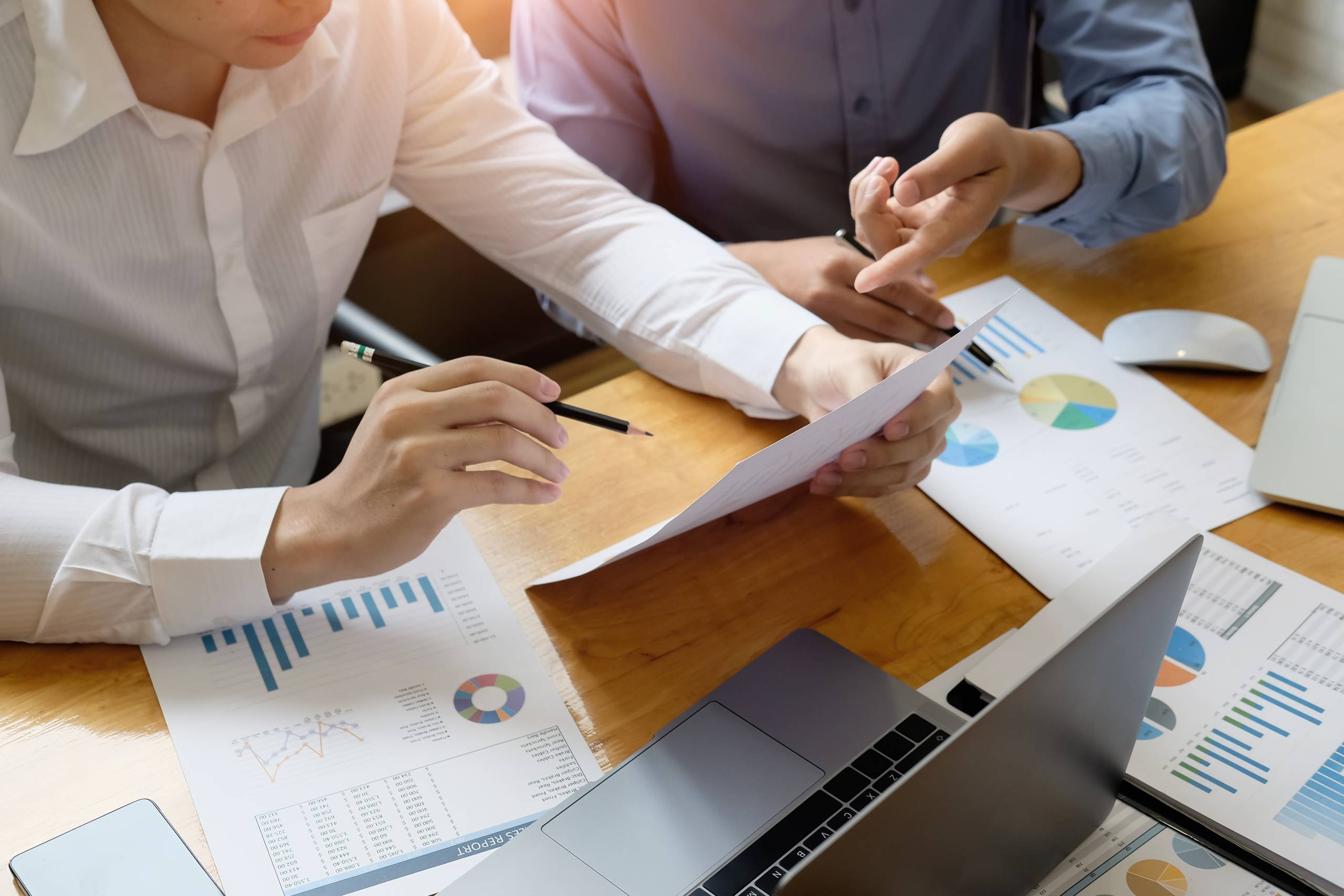 Business adviser meeting to analyze and discuss the situation on the financial report paper. Investment Consultant,Financial Consultant and accounting concept. Rejoignez-nous